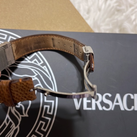 Versace women’s water resistant watch 17mm - Picture 8 of 16